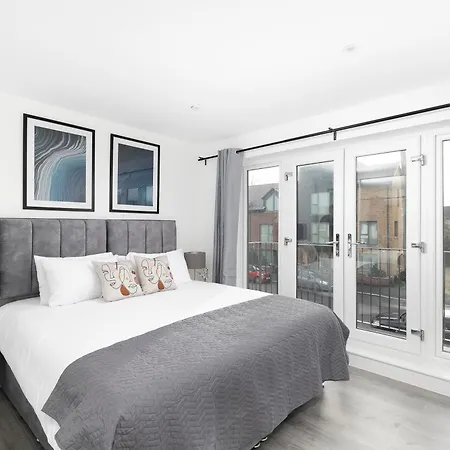 Cozy Apartments With King Size Beds Near Enfield Town & Chase Farm Train Stations With Wifi And Parking Exterior photo