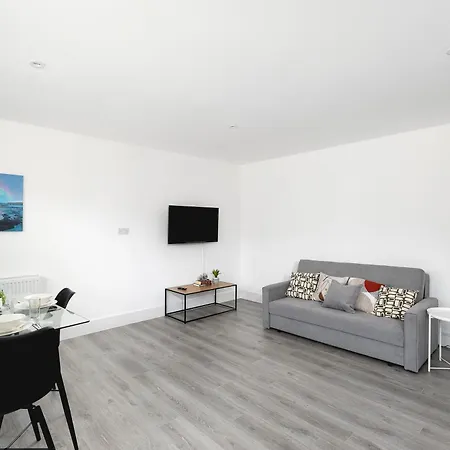 Cozy Apartments With King Size Beds Near Enfield Town & Chase Farm Train Stations With Wifi And Parking Exterior photo