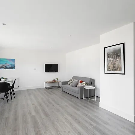 Cozy Apartments With King Size Beds Near Enfield Town & Chase Farm Train Stations With Wifi And Parking Exterior photo