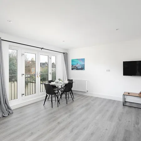 Cozy Apartments With King Size Beds Near Enfield Town & Chase Farm Train Stations With Wifi And Parking Exterior photo