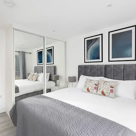 Cozy Apartments With King Size Beds Near Enfield Town & Chase Farm Train Stations With Wifi And Parking Exterior photo