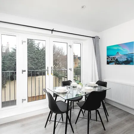 Cozy Apartments With King Size Beds Near Enfield Town & Chase Farm Train Stations With Wifi And Parking Exterior photo