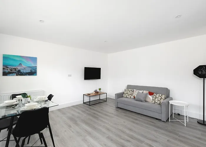Cozy Apartments With King Size Beds Near Enfield Town & Chase Farm Train Stations With Wifi And Parking