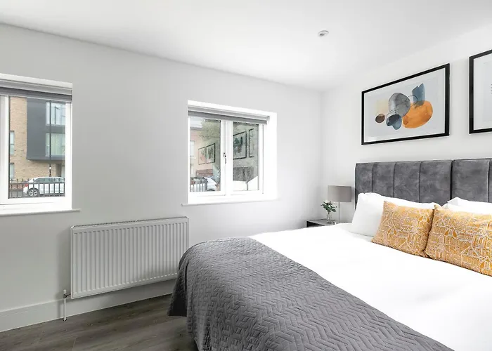 Cozy Apartments With King Size Beds Near Enfield Town & Chase Farm Train Stations With Wifi And Parking