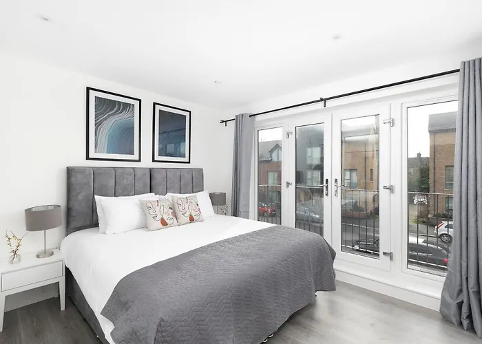 Cozy Apartments With King Size Beds Near Enfield Town & Chase Farm Train Stations With Wifi And Parking