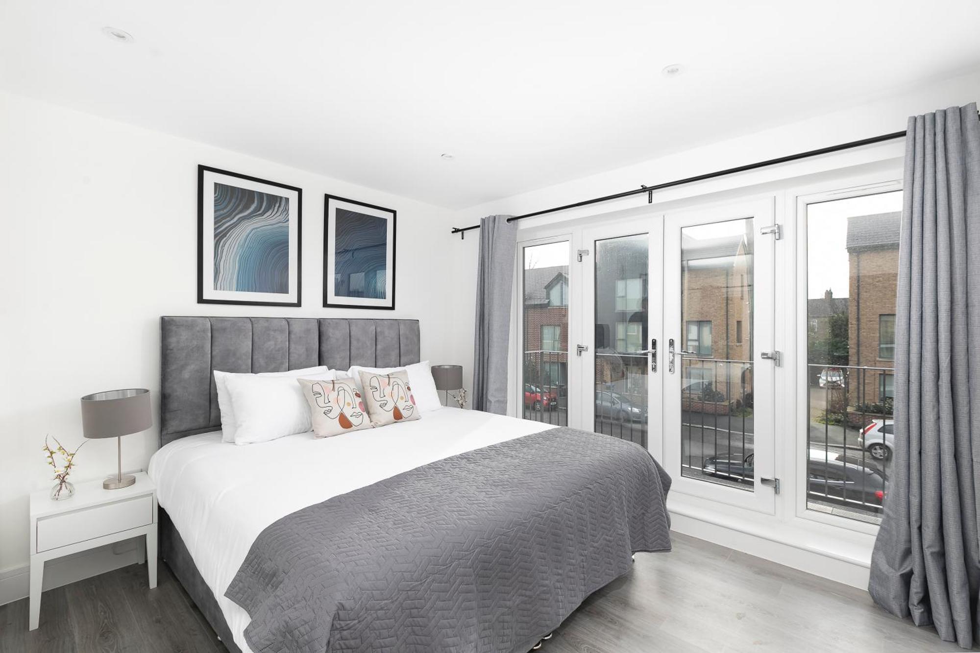 Cozy With King Size Beds Near Town & Chase Farm Train Stations With Wifi And Parking Apartment *