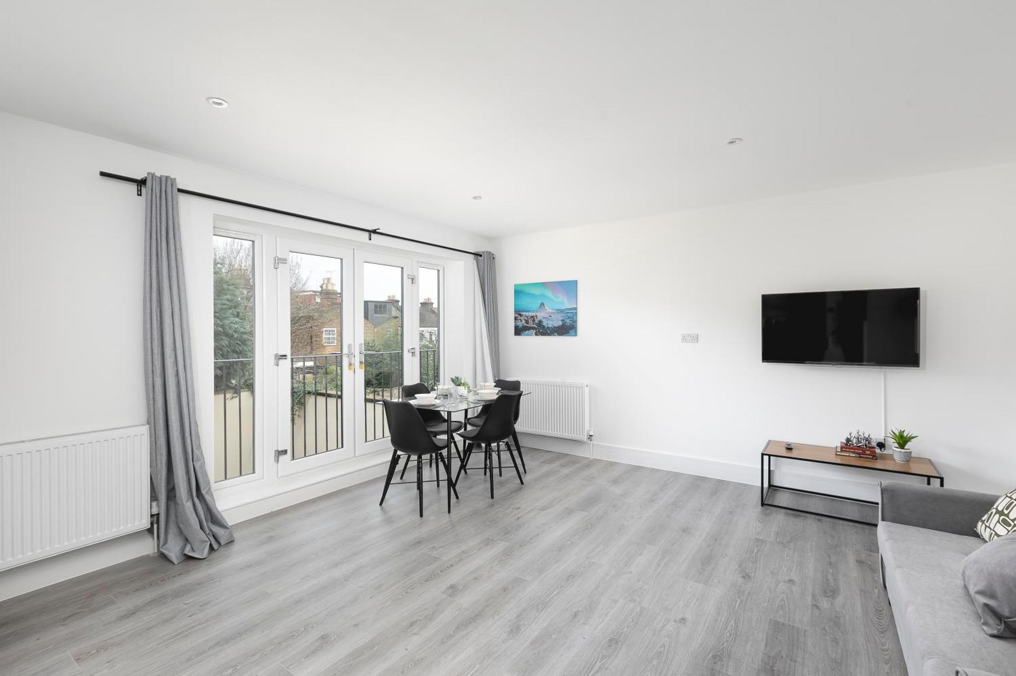 Cozy With King Size Beds Near Town & Chase Farm Train Stations With Wifi And Parking * Enfield