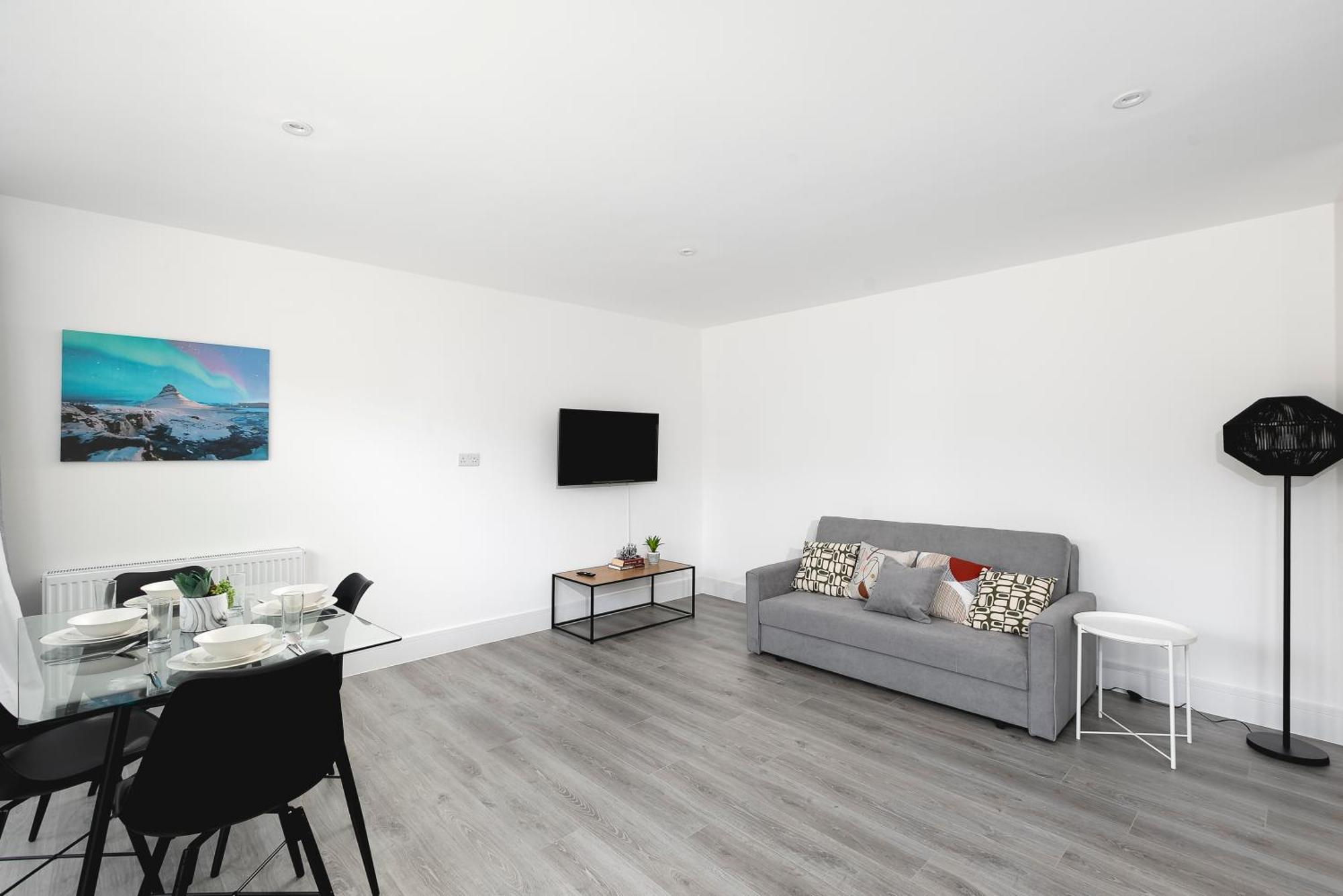 Apartment Cozy With King Size Beds Near Town & Chase Farm Train Stations With Wifi And Parking Enfield