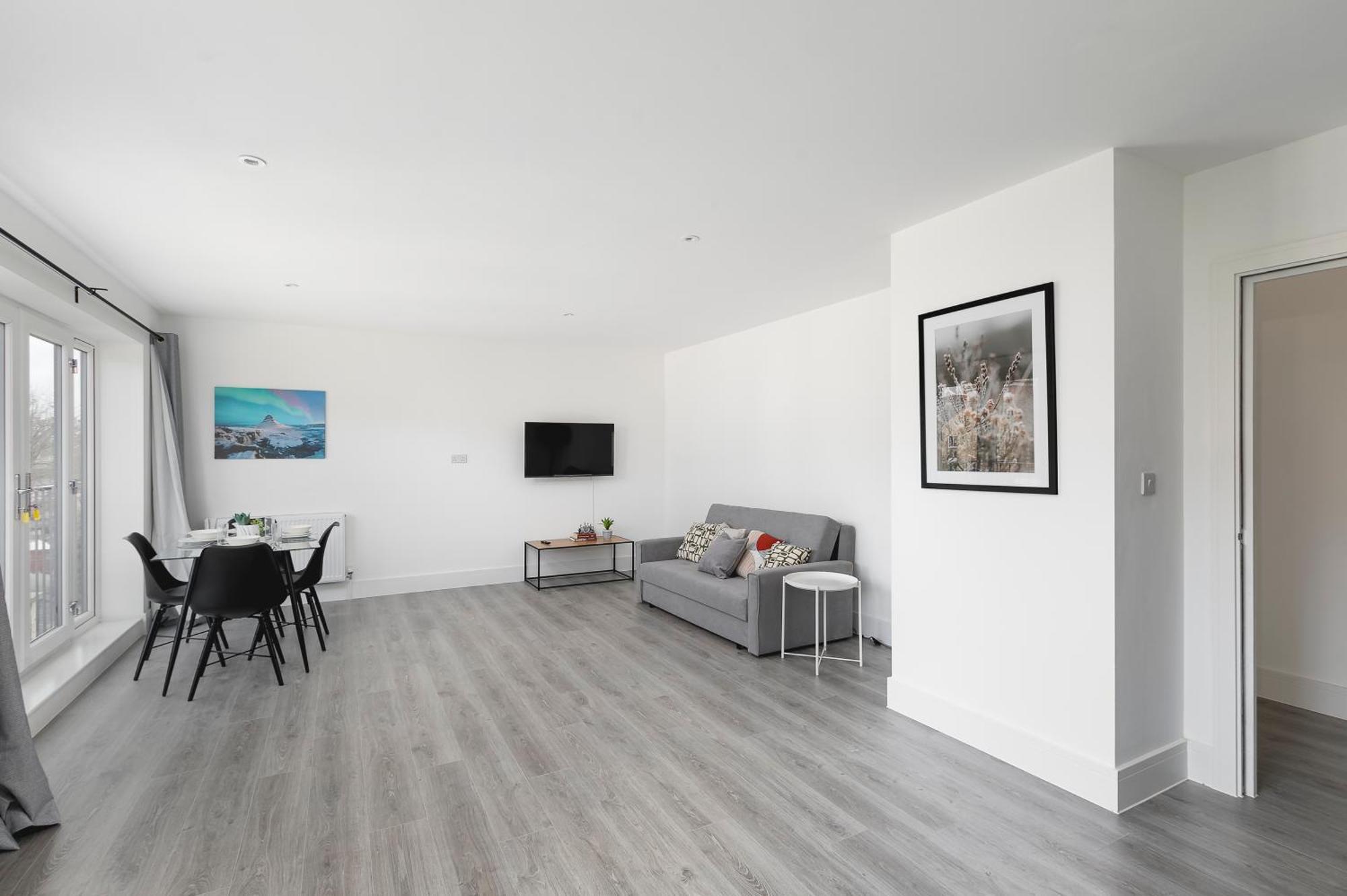 Cozy With King Size Beds Near Town & Chase Farm Train Stations With Wifi And Parking Apartment *