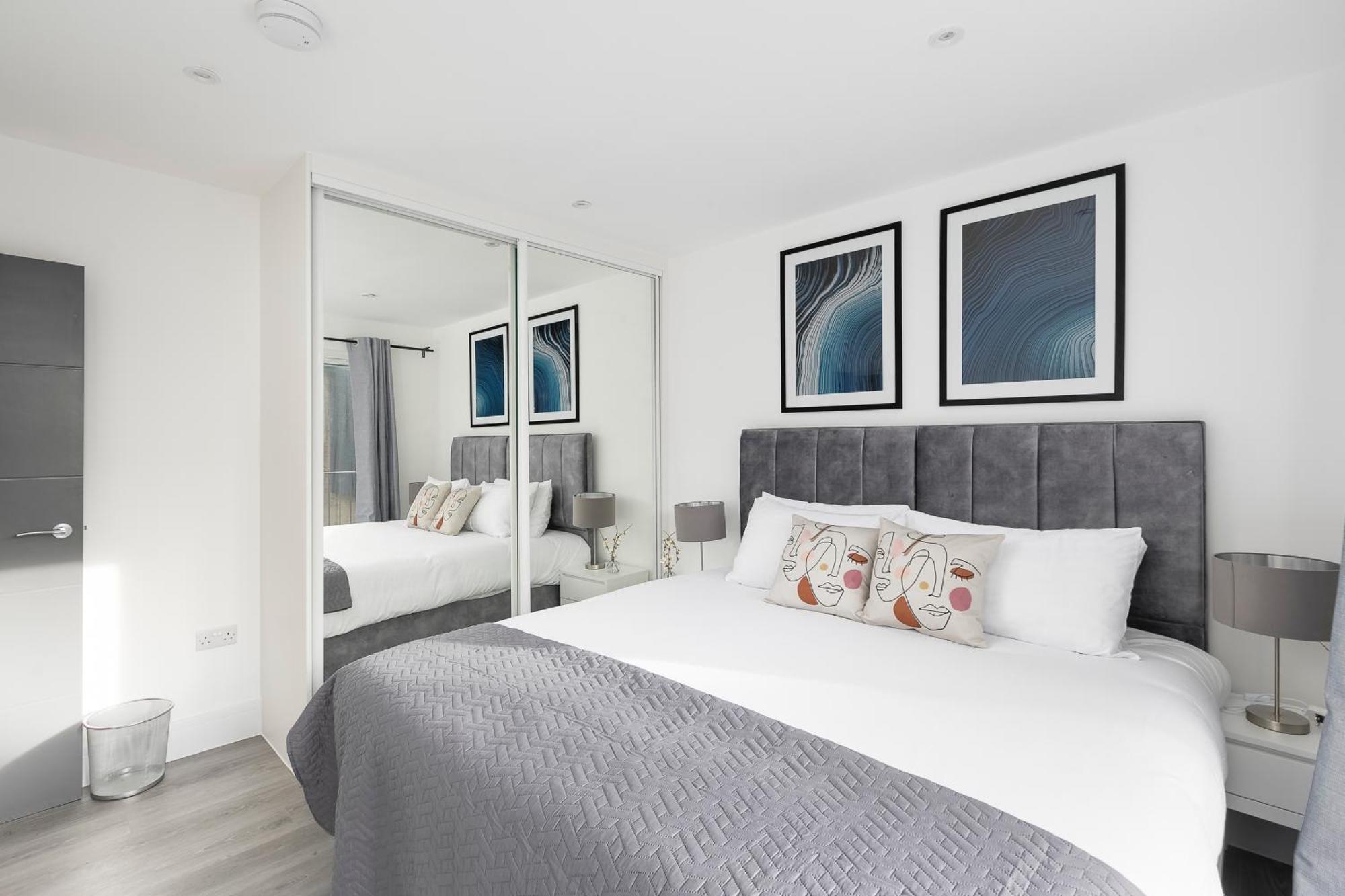 Cozy With King Size Beds Near Town & Chase Farm Train Stations With Wifi And Parking Enfield