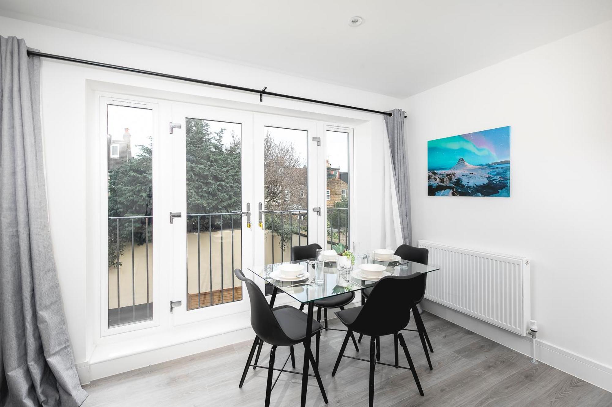 Apartment Cozy With King Size Beds Near Town & Chase Farm Train Stations With Wifi And Parking *
