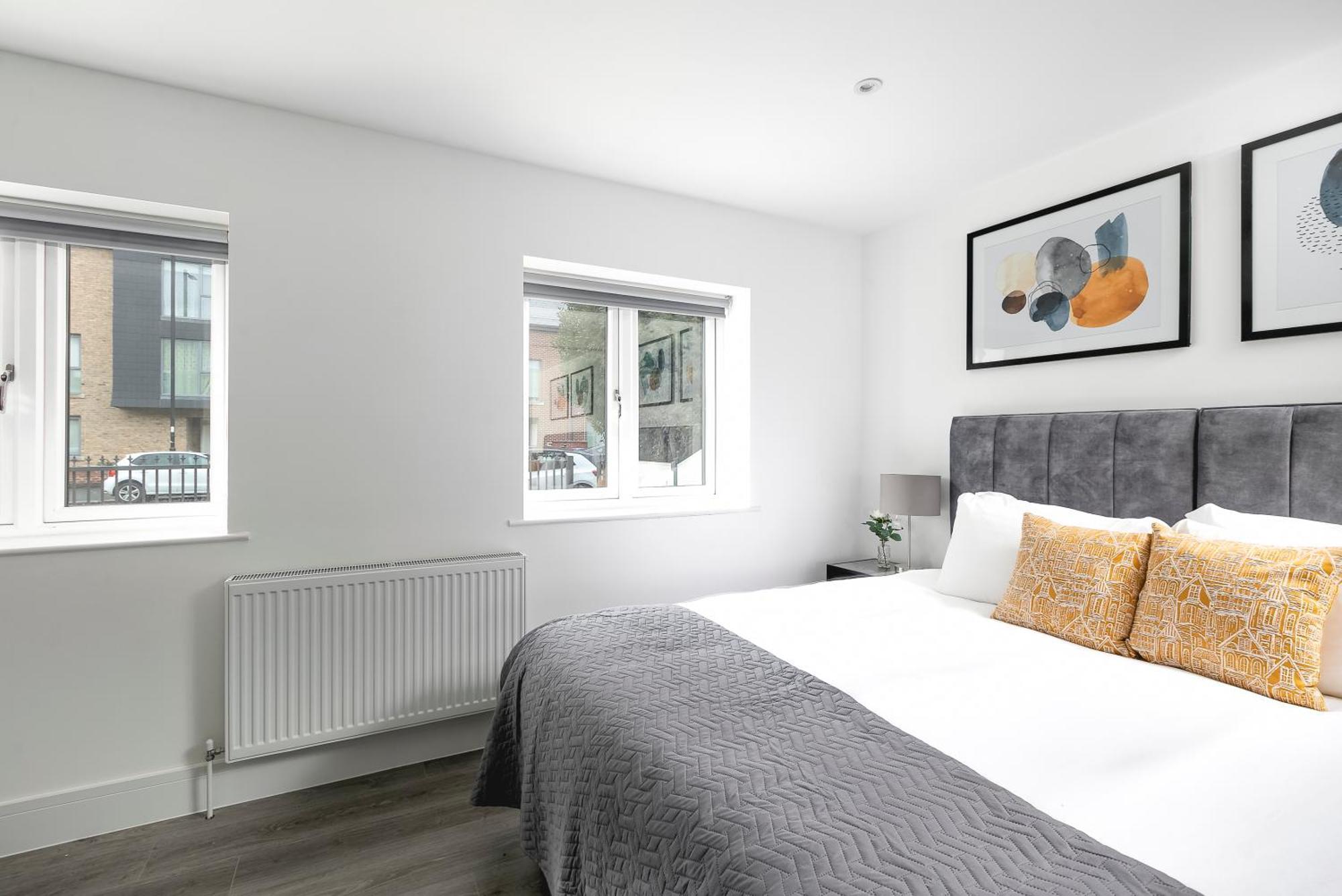 Cozy With King Size Beds Near Town & Chase Farm Train Stations With Wifi And Parking * Enfield