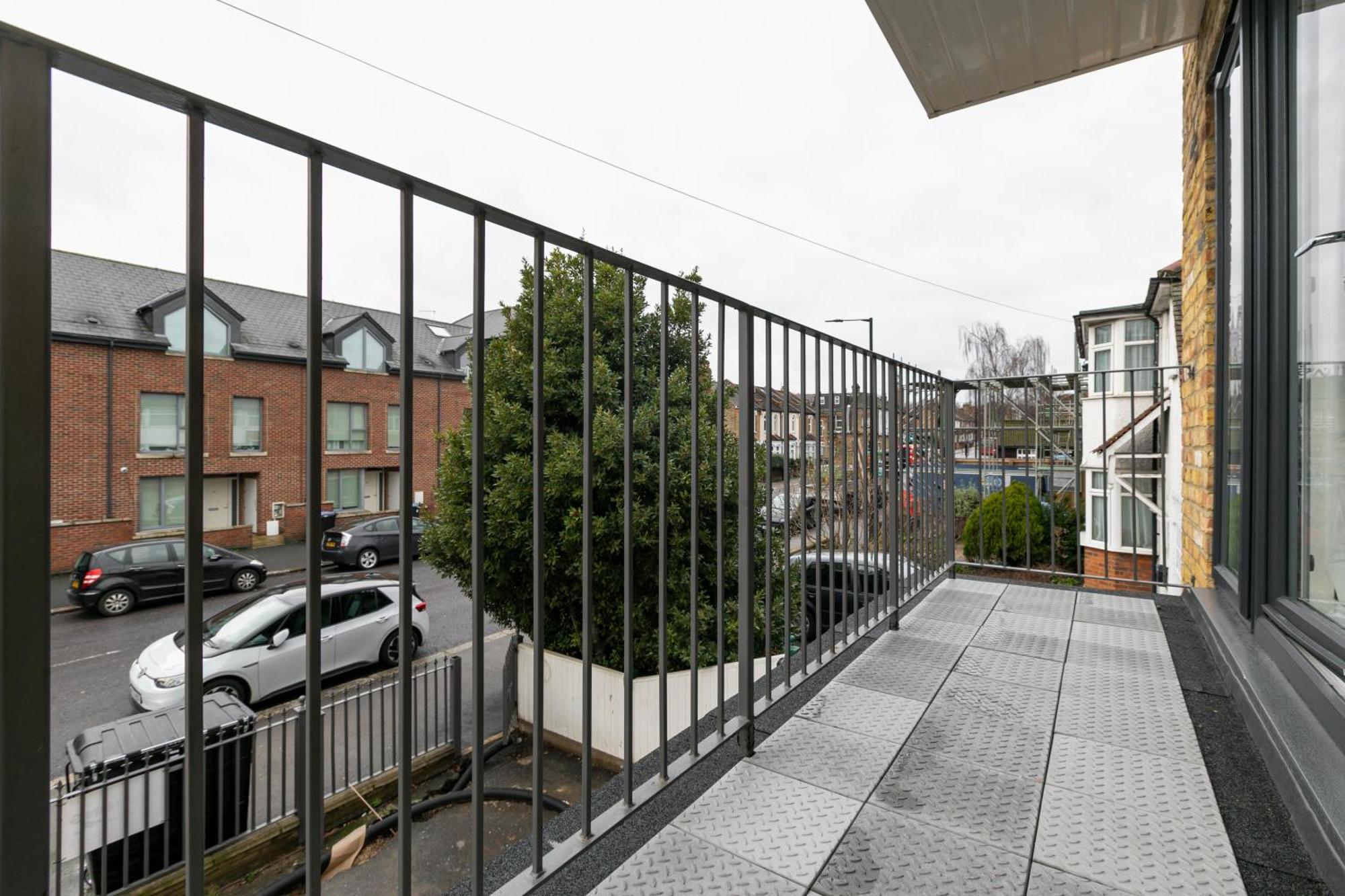 Cozy With King Size Beds Near Town & Chase Farm Train Stations With Wifi And Parking