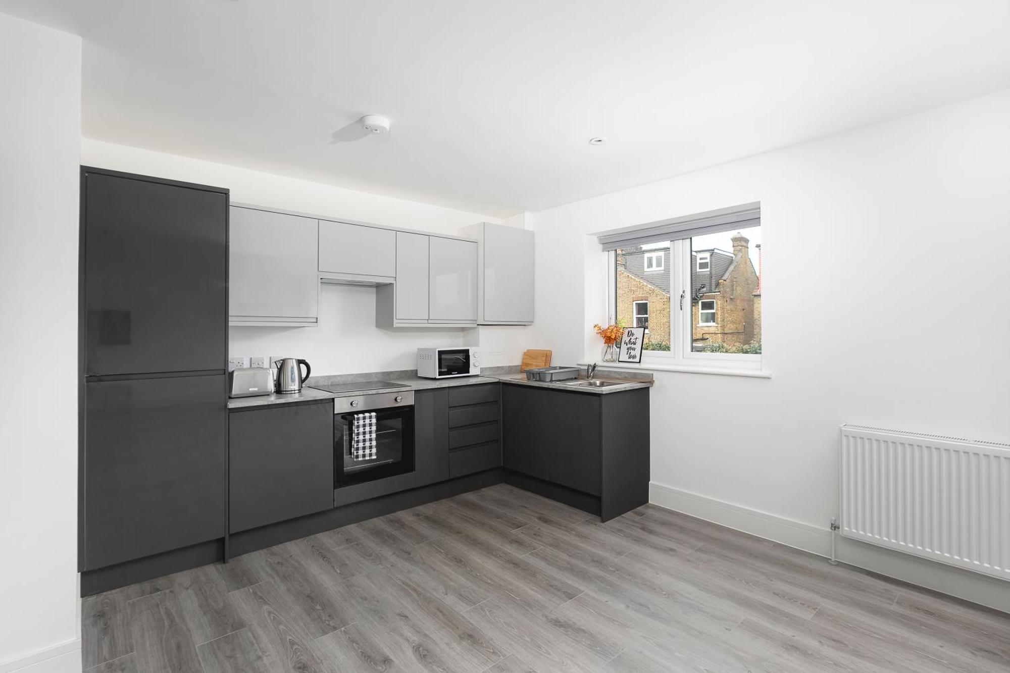 Apartment Cozy With King Size Beds Near Town & Chase Farm Train Stations With Wifi And Parking *