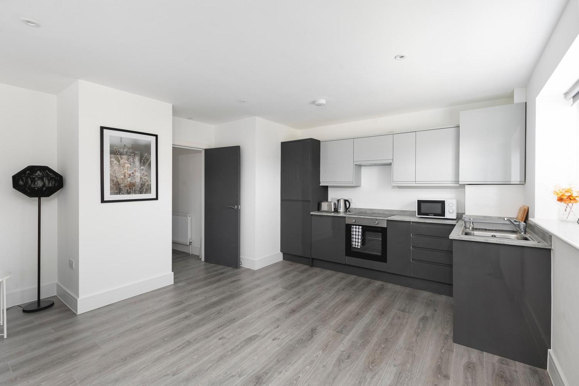 Apartment Cozy With King Size Beds Near Town & Chase Farm Train Stations With Wifi And Parking